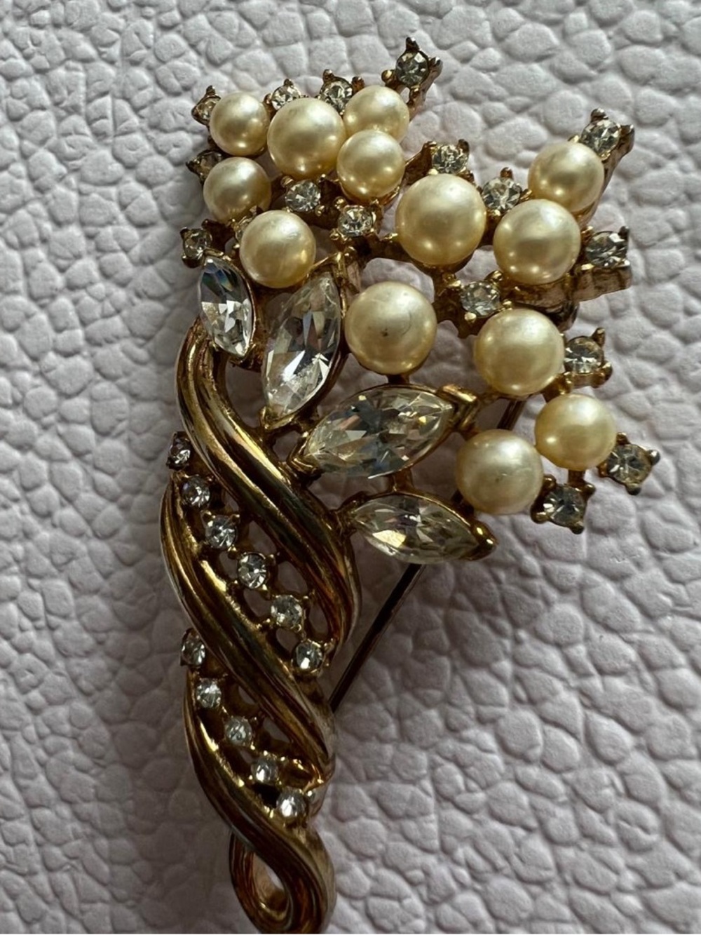 Vintage Trifari Alfred Philippe 1952 Pat. Pend. Faux Pearl Rhinestone Pin Brooch - Picture 4 of 9
